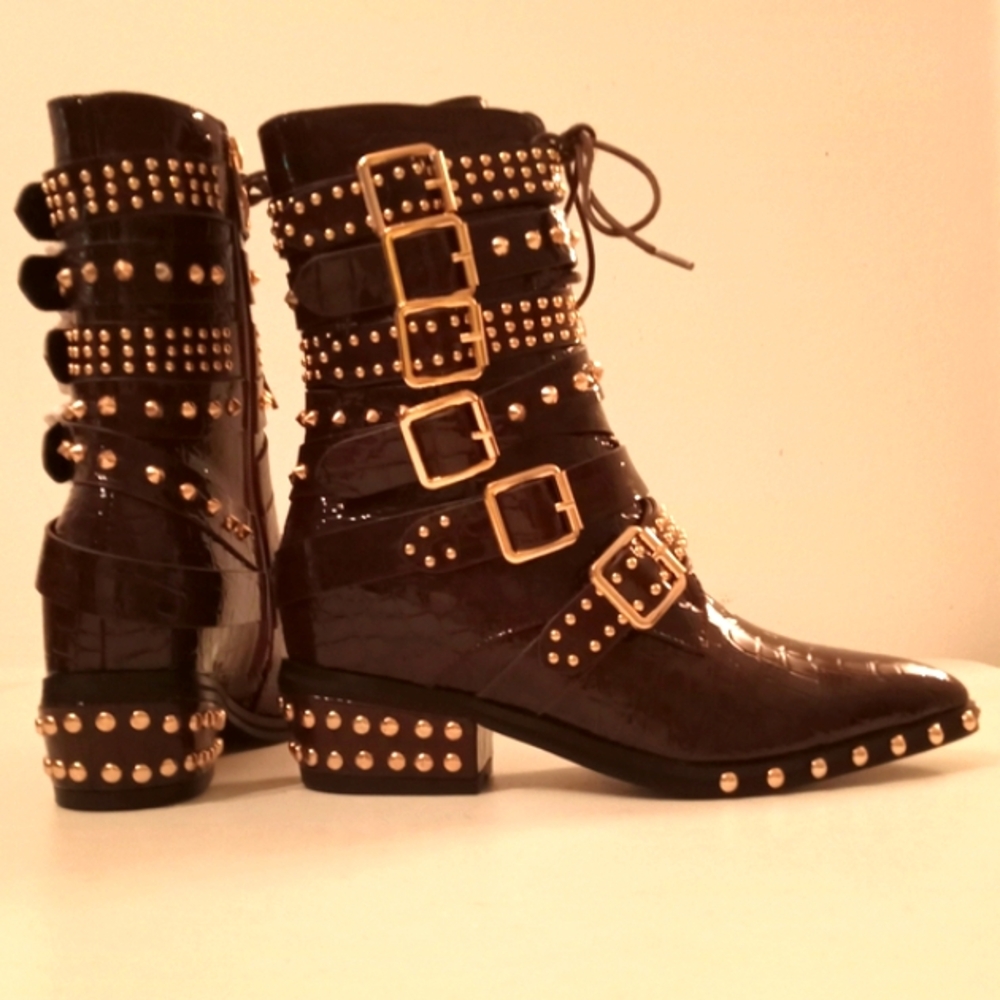 SALE🎁NIB🎁FREE GIFT INCLUDED🎁NWT Bootie Croc Embossed Studs Spikes Embellish